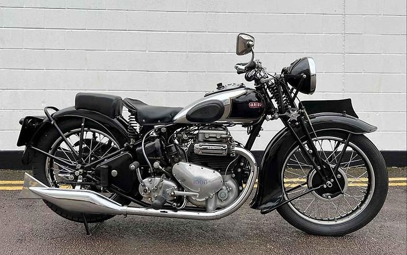 Motocykl Ariel Square Four je považován za Aston Martin mezi jednostopými vozidly. Na snímku je stroj z roku 1953.