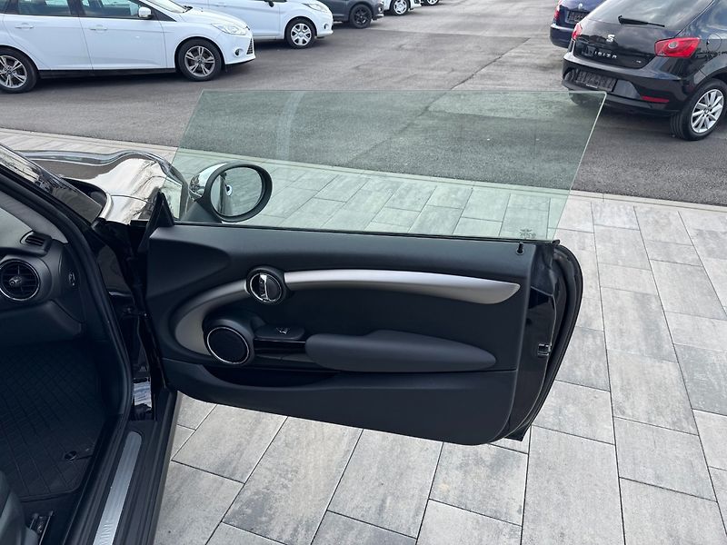 Mini One (2014) 1.2i 75kW - fotka 23 z 28