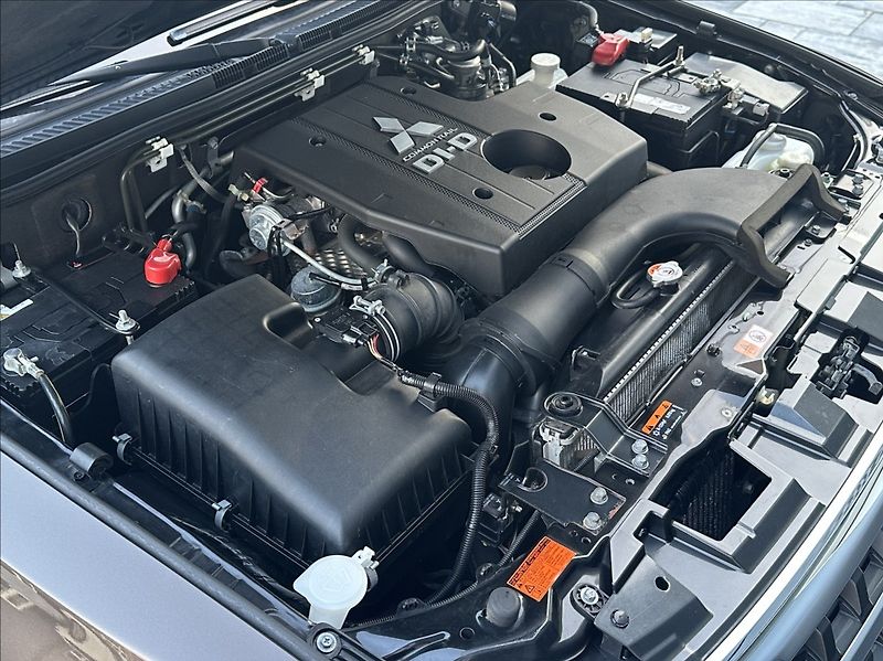 Mitsubishi Pajero 3,2 DI-D 190PS  Instyle-7 4x4 - fotka 48 z 54