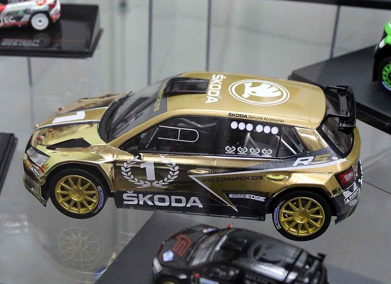 Modely vozů Škoda s pamětními mincemi.