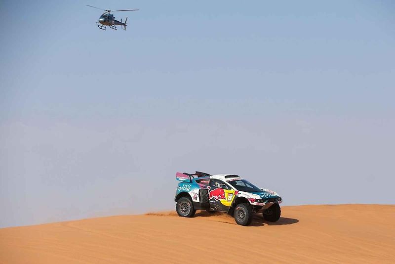 Účastníci Rallye Dakar zdolávají obrovské duny