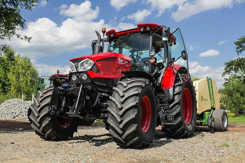 Český výrobce Zetor slaví 80 let od doby, co z montážní linky sjel první traktor. Na snímku je pohled na výrobní linku Zetoru.