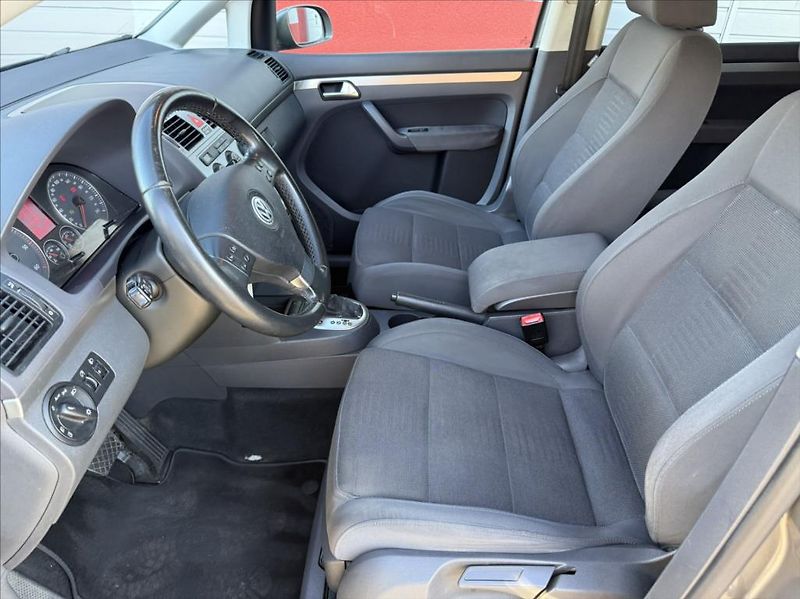 Volkswagen Touran 2,0 TDi DSG highline 7-míst - fotka 5 z 18