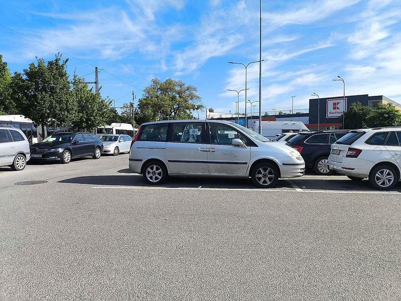 Stříbrný vůz stojí na parkovišti u židenického hypermarketu Kaufland. Hotel fiat, jak je pojmenovaný v mapách Google, má od uživatelů vysoké hodnocení a přitom láká na nízkou cenu, na dveřích vozů má napsáno 15 korun za noc.