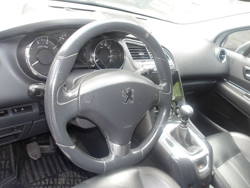 Peugeot 5008 1,6i KŮŽE, PĚKNÝ ! - fotka 16 z 29