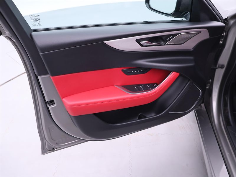 Jaguar XE 2,0 P300 221kW R-Dynamic DPH - fotka 12 z 43
