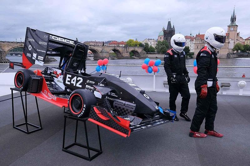 Slavnostní odhalení nové elektroformule CTU.25 studentského týmu eForce Prague Formula. loď Grand Bohemia, Dvořákovo nábřeží, Praha 1