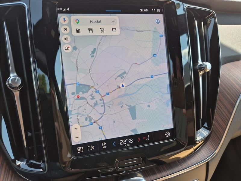 Volvo XC60 2,0 B4 AWD diesel Plus Bright - fotka 16 z 19
