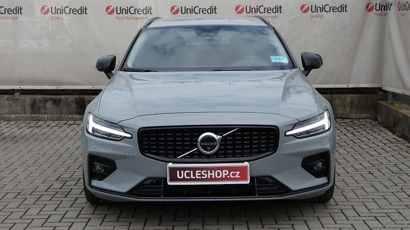 Volvo V60 B4 benzin Plus Dark DCT - fotka 2 z 24