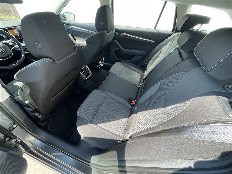 Škoda Octavia 2,0 TDI DSG Combi Style Plus - fotka 17 z 23