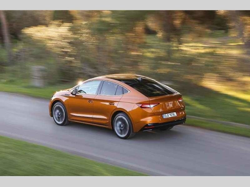 Plně elektrické SUV Škoda Enyaq Coupé iV (na snímku) se představilo v roce 2022 a vzbudilo u zákazníků velký zájem. Automobilka zrychluje svoji elektrickou ofenzivu: do roku 2026 představí tři zcela nové elektrické modely a další budou následovat.