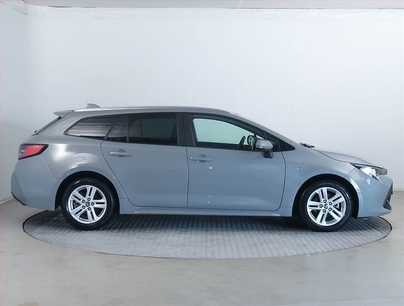 Toyota Corolla (2021) 1.8 Hybrid - fotka 6 z 20
