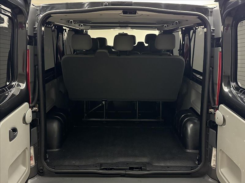 Opel Vivaro 2,5 107kW 9MÍST AC TAŽNÉ 1.MAJ - fotka 29 z 30