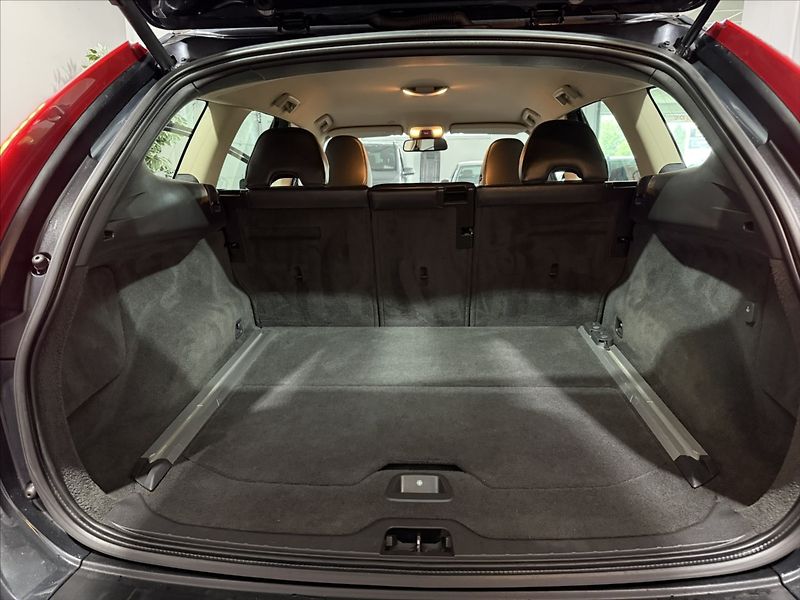 Volvo XC60 2,4   D5 AWD SUMMUM XENON - fotka 27 z 39