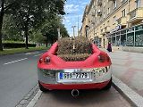 Na Hlavní třídě v Ostravě-Porubě se objevilo další výstřední auto z dílny organizátorů akce Gumbalkan, 16. srpna 2023 v Ostravě.
