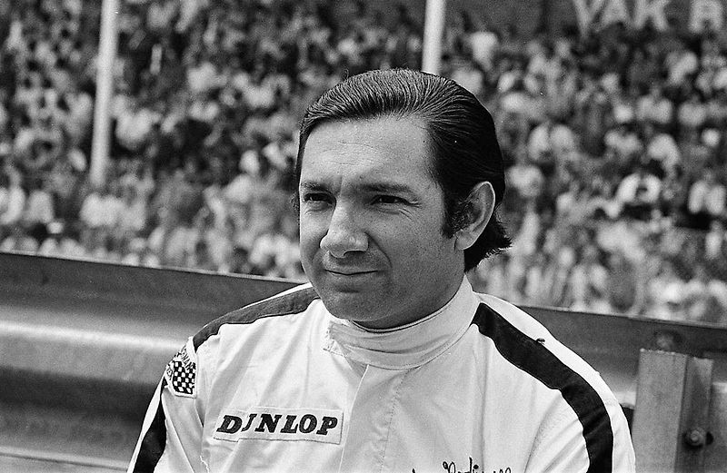 Pedro Rodríguez s BRM na trati před Jacky Ickxem na Ferrari.