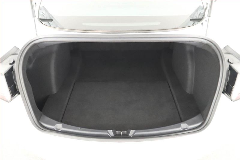 Tesla Model 3 (2020) Std Range Plus 52kWh, SoH 84% - fotka 11 z 17