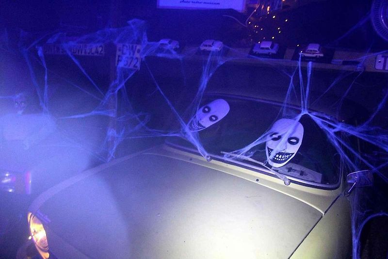 Auto-retro-muzeum Veteráni Litvínov se převléklo do strašidelných kostýmů. Návštěvníci si strašení užívali.