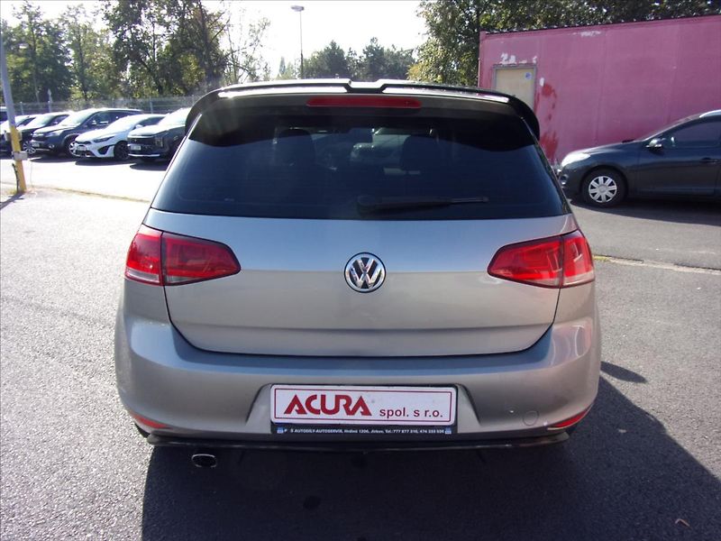 Volkswagen Golf 1,2 TSI - fotka 4 z 24