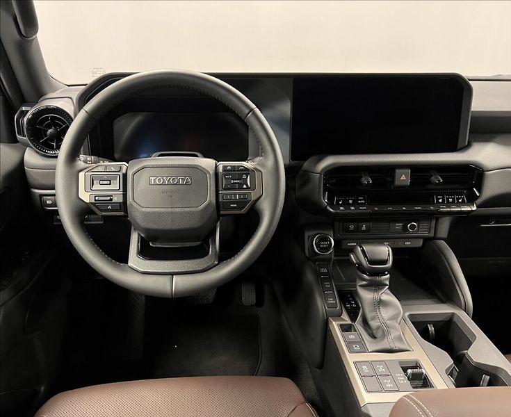 Toyota Land Cruiser 2,8 AT INVINCIBLE - fotka 5 z 20