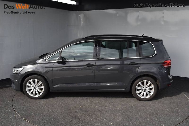 Volkswagen Touran (2023) 1.5TSI 110kW 7 míst, LED - fotka 3 z 25