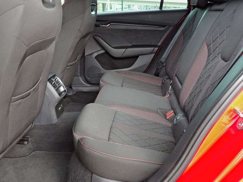 Škoda Octavia 2.0 TSI 180kW DSG RS ČR DPH - fotka 22 z 29