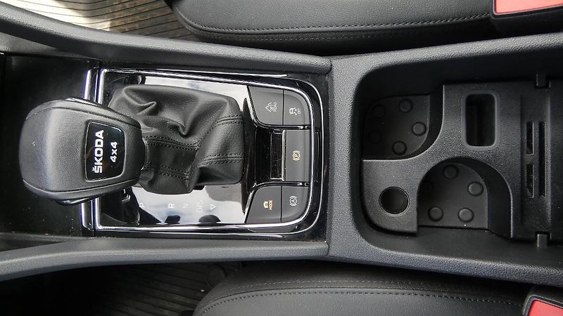 Škoda Kodiaq 2,0 TSI 140 kW L&K 4x4 DSG - fotka 18 z 26