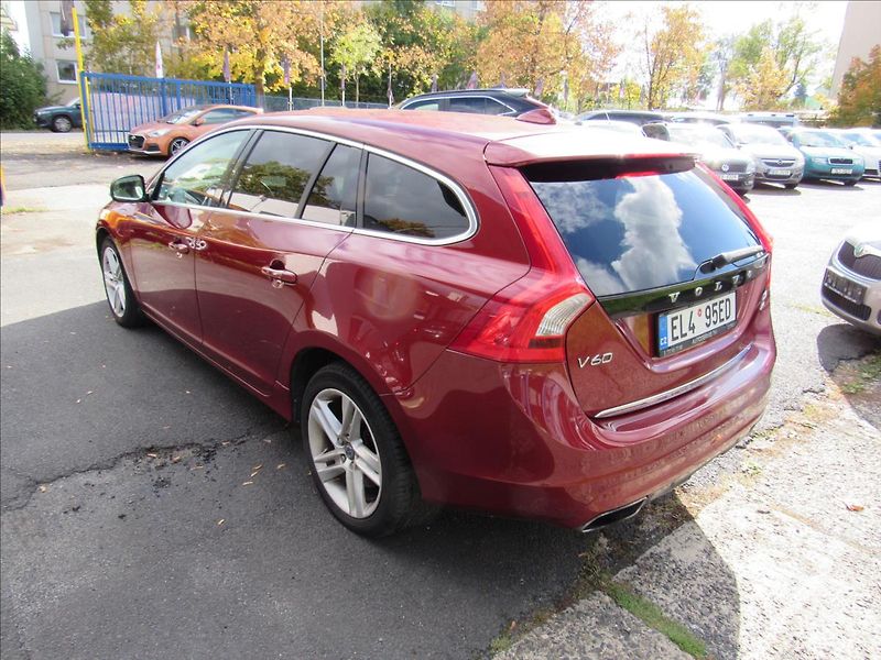Volvo V60 2,4 D6 AWD Plug-in Hybrid - fotka 4 z 41