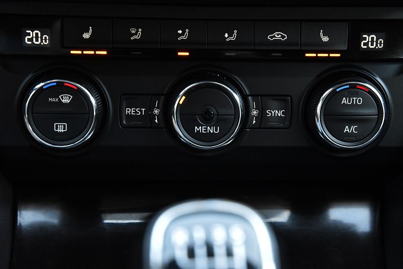 Škoda Superb 2.0 TDi CR,DKLIMA,VÝHŘEV,TEMP - fotka 31 z 50