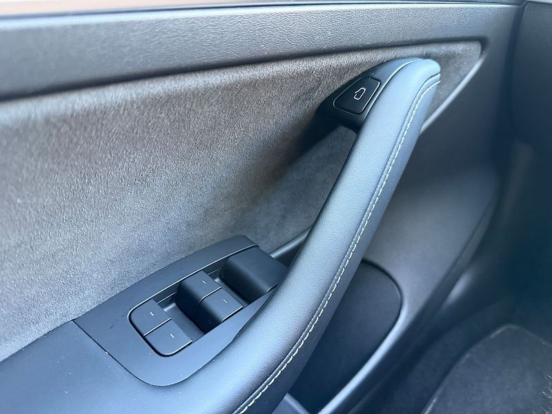 Tesla Model 3 Long Range AWD Tažné - fotka 32 z 38
