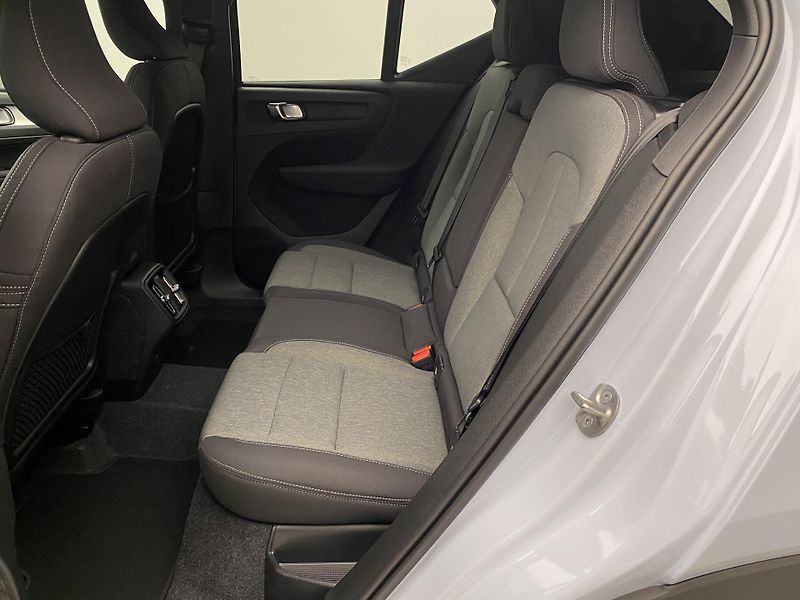 Volvo XC40 (2025) B3 AUT DARK PLUS - fotka 6 z 64