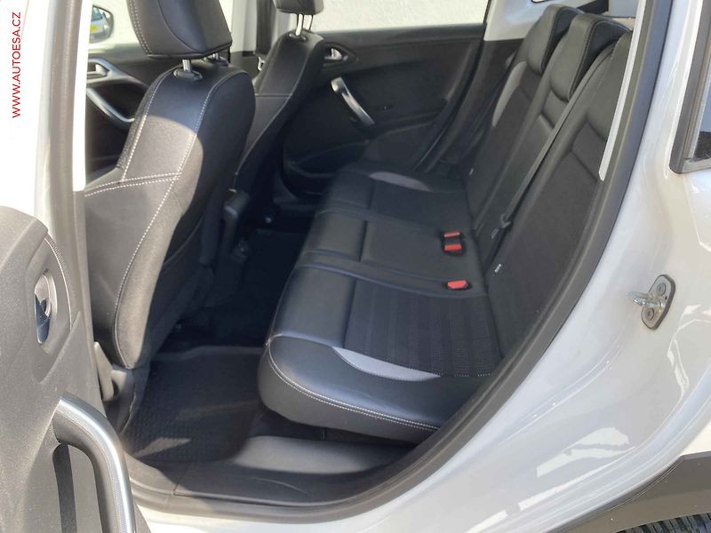Peugeot 2008 (2018) 1.2PT, ČR, Allure - fotka 10 z 18