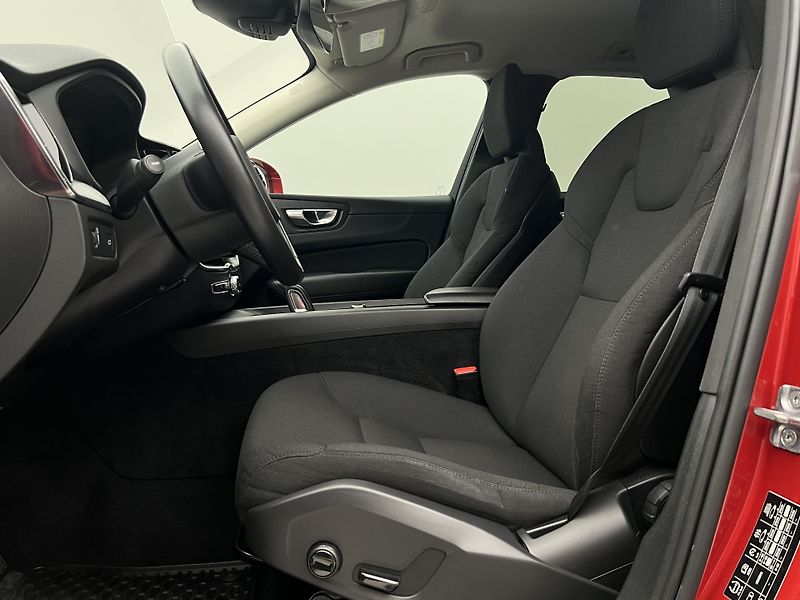 Volvo XC60 B4 MOMENTUM - fotka 3 z 46