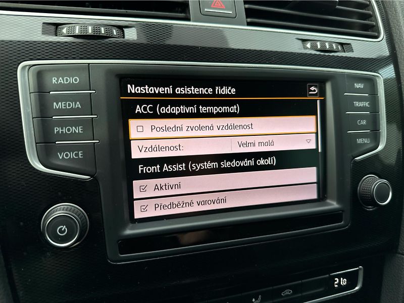 Volkswagen Golf Perfomace 2.0TSI 169 KW - fotka 25 z 25