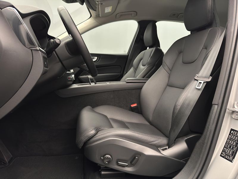 Volvo XC60 B5 AWD PLUS DARK CZ 1.maj - fotka 4 z 44