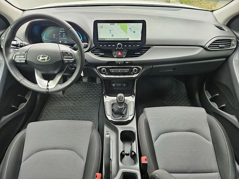 Hyundai i30 1.5i Comfort, serv.kn., 1.maj. - fotka 12 z 31