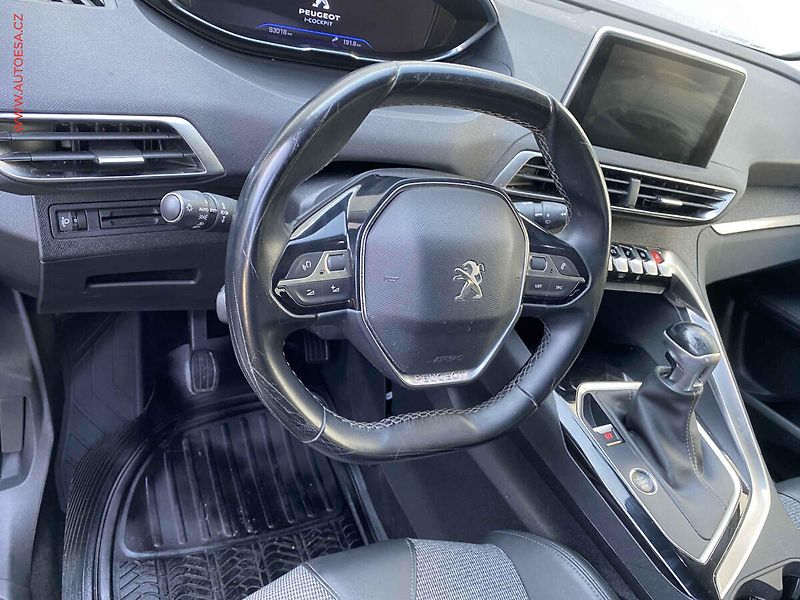 Peugeot 3008 (2019) 1.2PT, Allure, navi, kamera - fotka 12 z 17