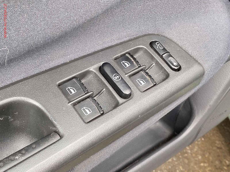 Škoda Octavia (2002) 1.6i, 2.maj,ČR, Elegance, TZ - fotka 11 z 17