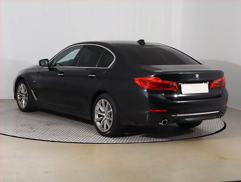 BMW Řada 5 (2017) 530d xDrive - fotka 4 z 27