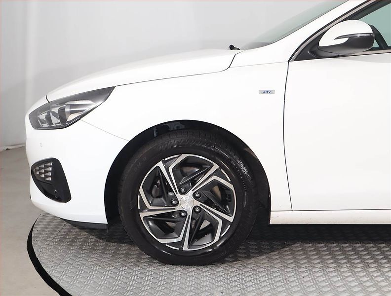 Hyundai i30 (2022) Family 1.5 T-GDI MHEV - fotka 14 z 16