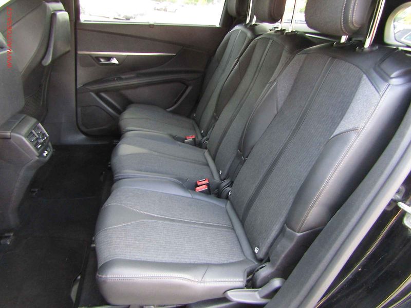 Peugeot 5008 (2019) 1.2 PT, GT Line, LED, navi - fotka 10 z 23