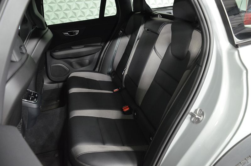 Volvo V60 (2024) CC B5 Ultimate AWD AT - fotka 19 z 25