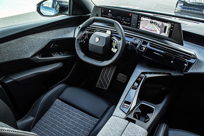Peugeot 5008 (2026) 1,2 ALLURE Hybrid 145 e-DCS6 - fotka 8 z 18