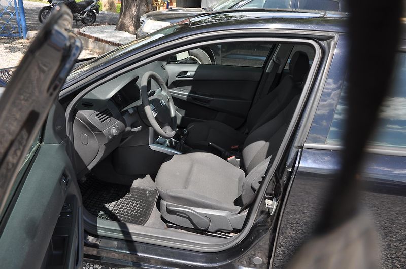 Opel Astra 1.4i 66kW KOMBI - fotka 6 z 14