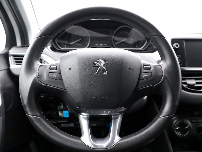 Peugeot 2008 1.2 PT 82k Active Pack 1.Maj - fotka 15 z 26