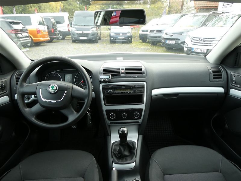 Škoda Octavia 1,6 TDi 77kW 2x kola, závěs - fotka 21 z 30