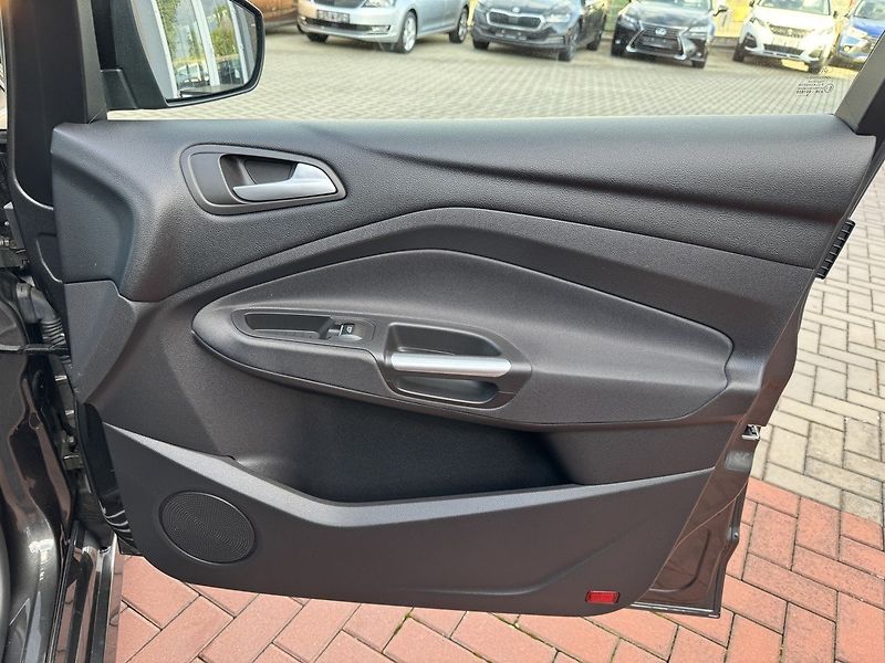 Ford C-MAX (2018) 1.5i Ecoboost Automat Xenony - fotka 18 z 48