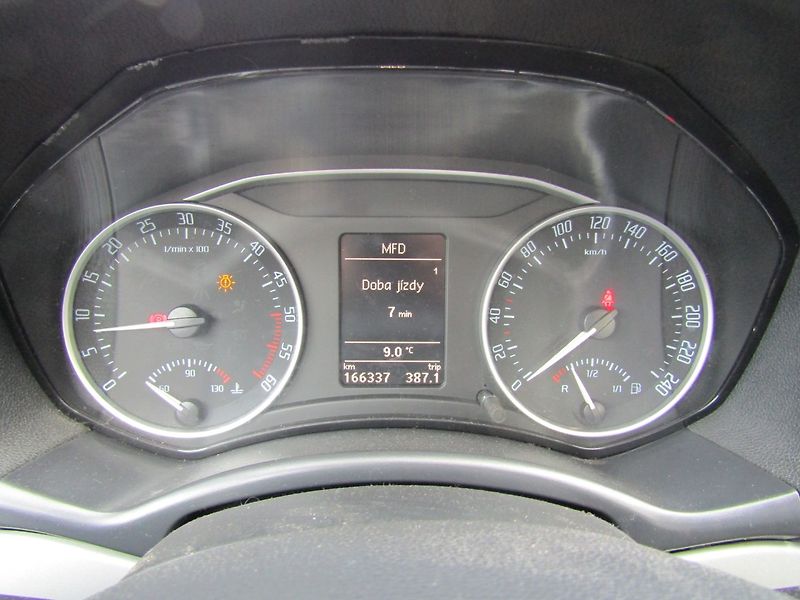 Škoda Octavia (2013) 1.6 TDI 77kW NAVIGACE - fotka 27 z 38