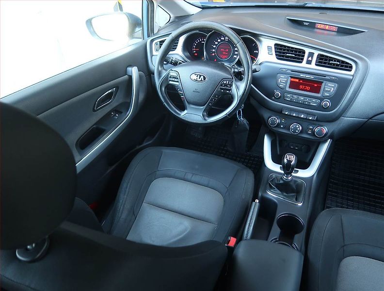 Kia Ceed (2015) Silver 1.6 GDI, Tempomat - fotka 7 z 16