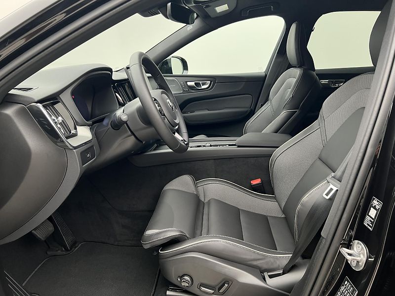 Volvo XC60 (2026) B5 AWD BLACK EDITION PLUS AUT - fotka 3 z 42